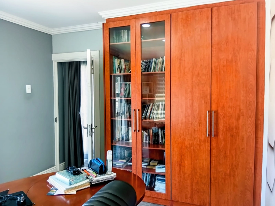 5 Bedroom Property for Sale in Beacon Bay Eastern Cape